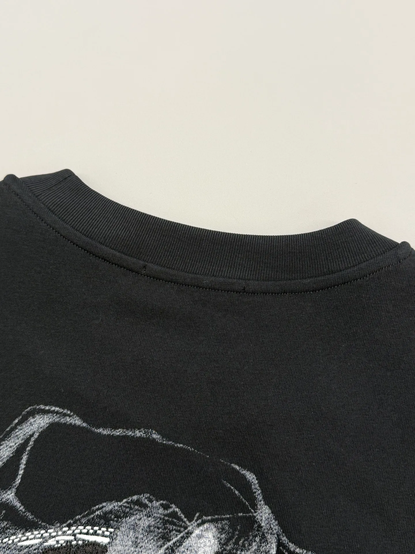 P170 [High Quality] Chrome hearts embroidered front and back printing + embroidered horseshoe brand logo, front and back panels are designed with embroidery + printing + rivet embroidery heavy craftsmanship. High-end customized 32 count 280g fabric. Soft to the touch. Comfortable to wear. Exquisite stitching. Fine workmanship. The upper body effect is incomparably handsome! Same style for men and women 𝐂𝐎𝐋𝐎𝐔𝐑: White Black 𝐒𝐈𝐙𝐄: S-XL Size chart: S: Shoulder width 51-Bust 55-Length 70 M: Shoulder width 53-Bust 57-Length 72 L: Shoulder width 55-Bust 59-Length 74 XL: shoulder width 57-bust 61-length 76